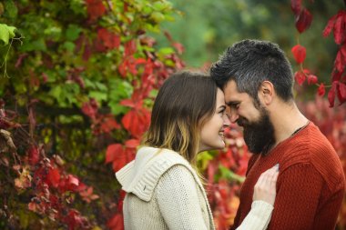 Gülümseyen yüzler ile çift birbirlerine hassasiyet ile kucaklamak.