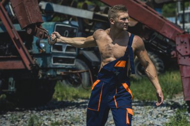Adam, Oluşturucusu'nu veya vücut geliştirmeci sıkı yüzüne tulum ile.