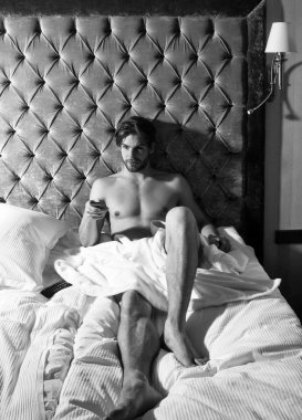 sakallı adam yatakta kahve ile