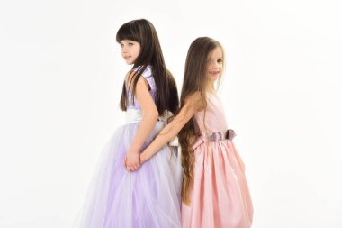 Küçük kız çocuk güzel elbiseli.