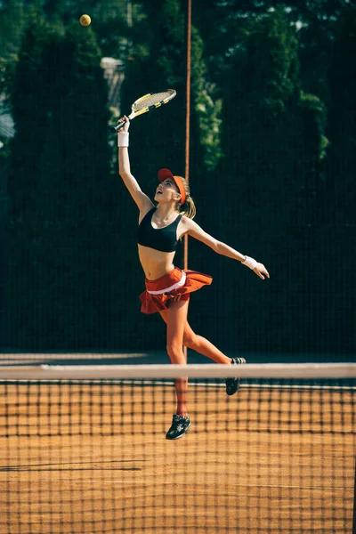 Kvinna tennisspelare med racket på gräsmatta — Stockfoto