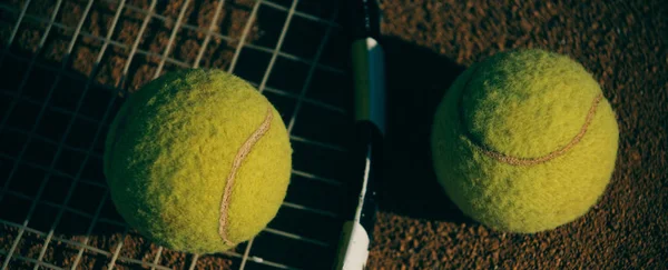 Tennisbälle auf Schläger, Sportgeräte — Stockfoto