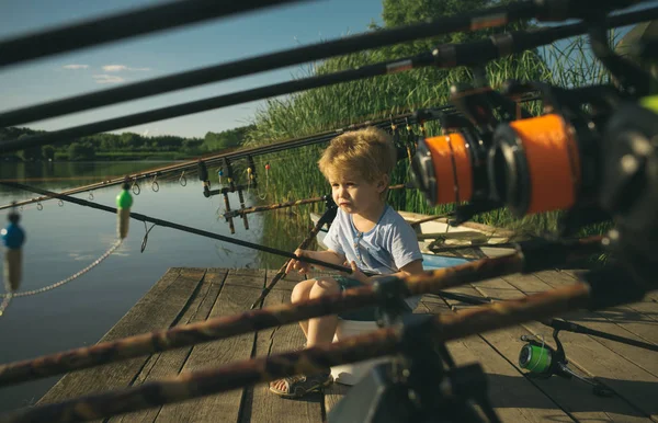 Kis baby boy, horgászat, horgászbot folyó partján — Stock Fotó