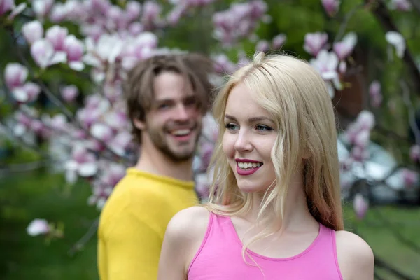 Páscoa, homem e mulher na primavera . — Fotografia de Stock