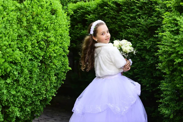 Menina criança no parque de verão verde, primavera . — Fotografia de Stock