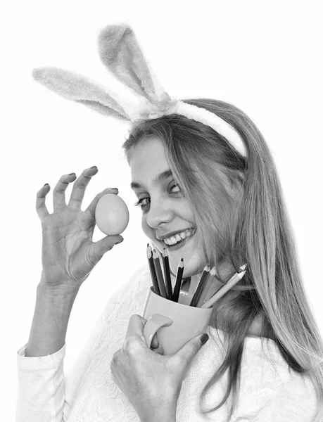 Felice Pasqua ragazza in orecchie di coniglio con uovo blu, matita — Foto Stock