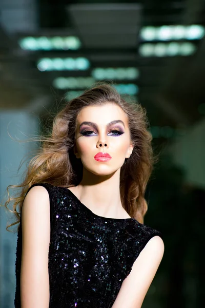 Modelo de maquiagem com cabelo longo, penteado, beleza — Fotografia de Stock