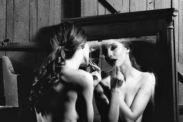 Sinnliches Mädchen in der Nähe des Spiegels — Stockfoto
