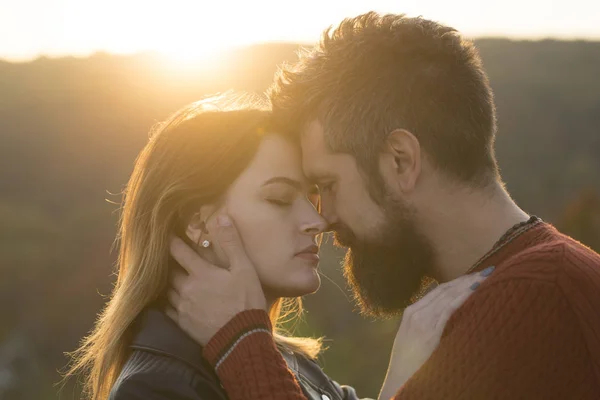 Paar mit nachdenklichen Gesichtern stehen dicht an dicht, die Augen geschlossen. — Stockfoto