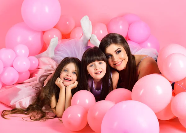 Little girls, mom in pink balloons. — Stock Photo, Image