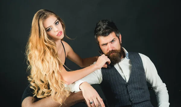 Бородатий чоловік і сексуальна жінка з довгим кучерявим волоссям . — стокове фото