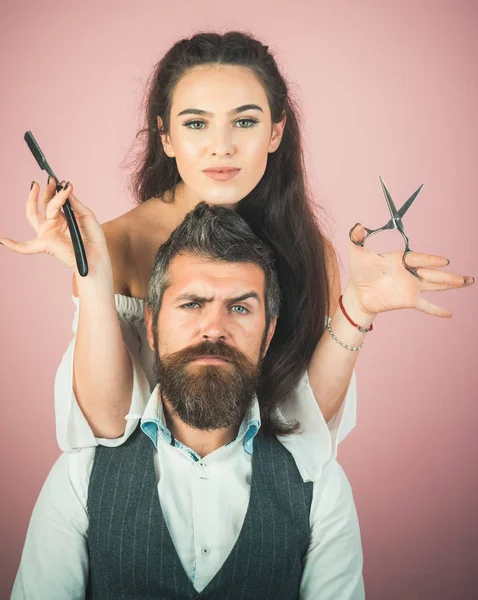 Счастливая положительная женщина и бородатый мужчина, парикмахер — стоковое фото