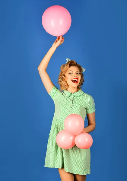 Pin up woman in balloons, birthday. — Stock Photo, Image