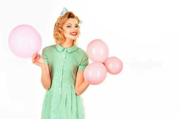 Bella ragazza pinup con palloncini rosa — Foto Stock