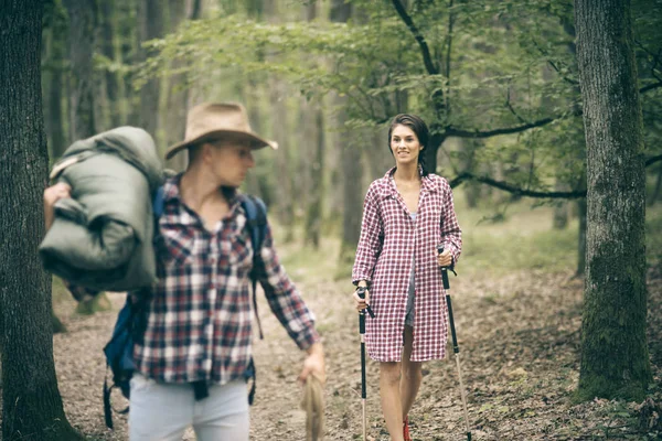 Mann mit Frau wandern mit Übernachtung oder Picknick. — Stockfoto