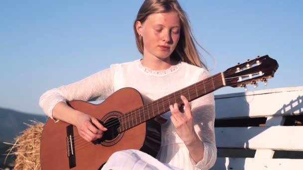 Mädchen Spielt Gitarre Fragment Frau Spielt Gitarre Bei Sonnenuntergang — Stockvideo