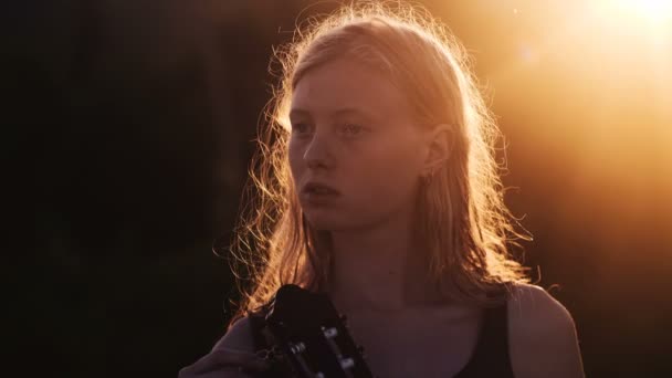 Concetti Musicali Ragazze Caucasiche Che Suonano Chitarra Donne Caucasiche Rilassanti — Video Stock