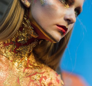 Seksi vampir kadın dudakları ile kan