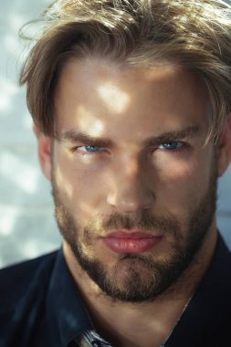 tıraşsız yüzü ve sakal ile berber.