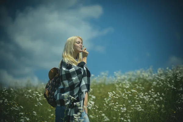 Primavera, mujer en el campo de manzanilla . — Foto de Stock