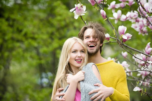 Mädchen und Mann, verliebtes Paar in Frühlingsmagnolienblüten — Stockfoto