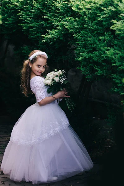 Menina da noiva, dama de honra e cerimônia de casamento . — Fotografia de Stock