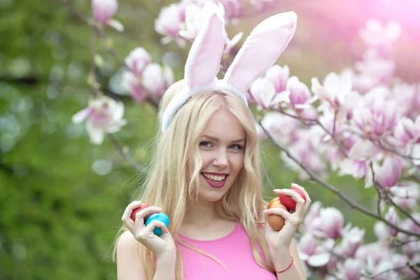 Happy girl with easter eggs — Stockfoto