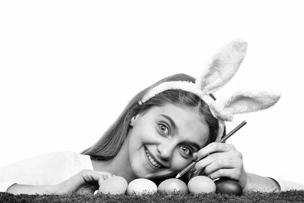 Щаслива великодня дівчина в вухах кролика з барвистими яйцями, олівець — стокове фото