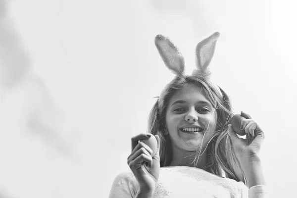 Šťastná dívka Velikonoční zajíček uši, vejce na modré obloze — Stock fotografie