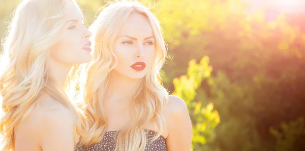 Mujeres con cabello rubio y maquillaje al aire libre . — Foto de Stock