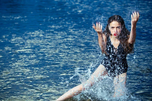 Nő úszni, a strand, a természet, a hosszú haj nedves lány. — Stock Fotó