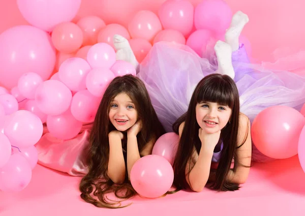 Chica joven en un estudio con globos rosados — Foto de Stock