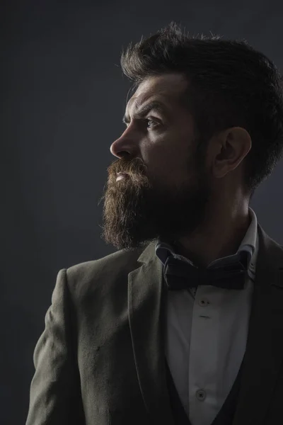 Uomo con barba e baffi o barbiere su sfondo scuro . — Foto Stock