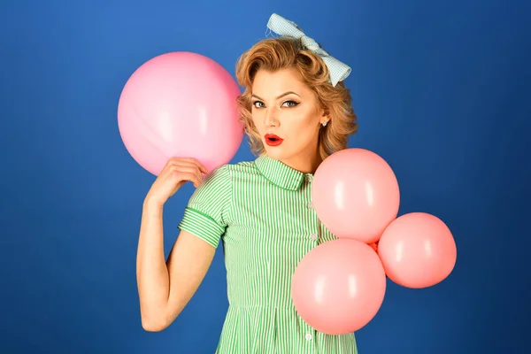 Sexy chica rubia con globos de retención de maquillaje retro . — Foto de Stock