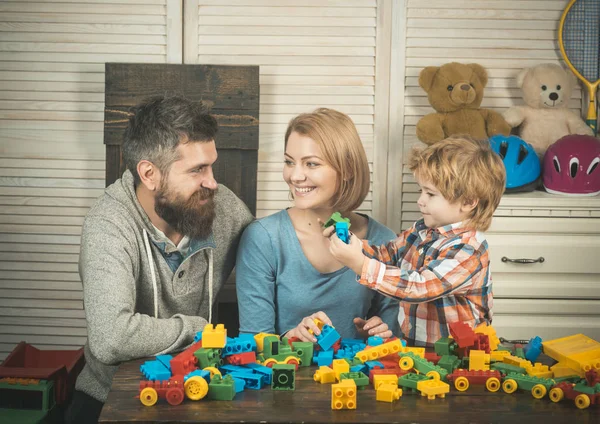 Concepto de juegos de construcción. Padres y niños con caras felices — Foto de Stock