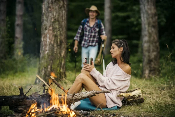 Verliebtes Paar bei Picknick mit Feuer im Wald, — Stockfoto