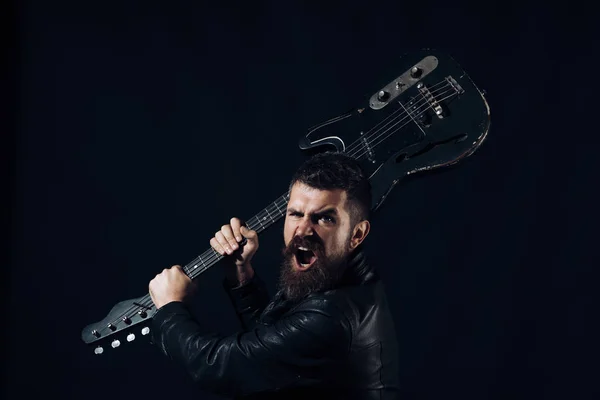 Brodaty mężczyzna z brodą z gitara elektryczna — Zdjęcie stockowe