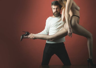 Katı yüz adamla kadın bacak tutar