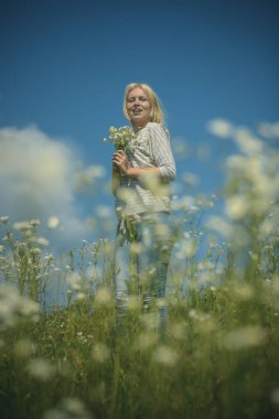 Bahar, papatya alan kadın.