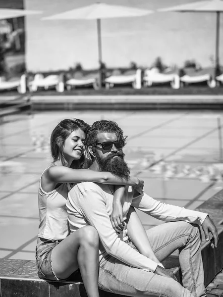 Casal jovem perto da piscina — Fotografia de Stock