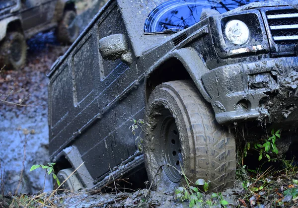더러운 오프 로드 자동차의 바퀴는 진흙으로 덮여 — 스톡 사진