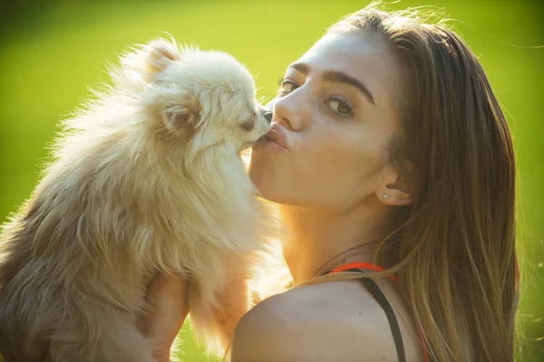 Mujer beso pequeño perro, amigo — Foto de Stock