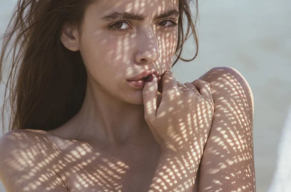 Mujer con el pelo largo y morena, peinado, en el soleado día de verano —  Fotos de Stock