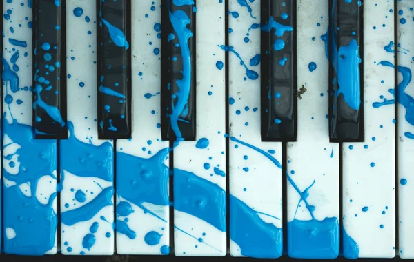 Teclado de piano com uma mancha pintada — Fotografia de Stock