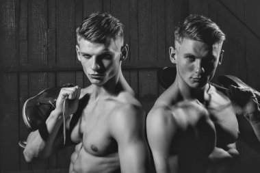 Gövdesi kaslı ikizler