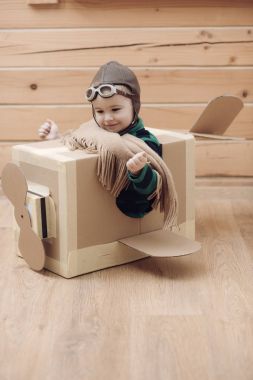 Küçük çocuk çocuk havacı kostüm oynama ve rüya