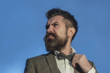 Sakal ve bıyık zemin üzerine mavi gökyüzü ile olan adam.