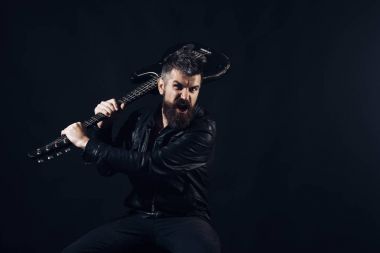 Sakallı adam hipster elektro gitar ile