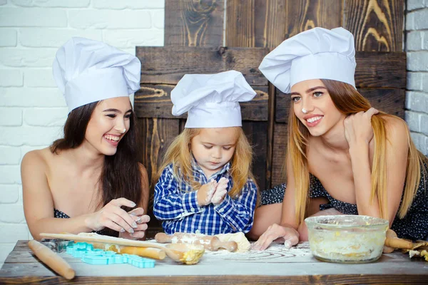 Kardeşi ve kız mutfak gereçleri kullanarak tablo yönü — Stok fotoğraf