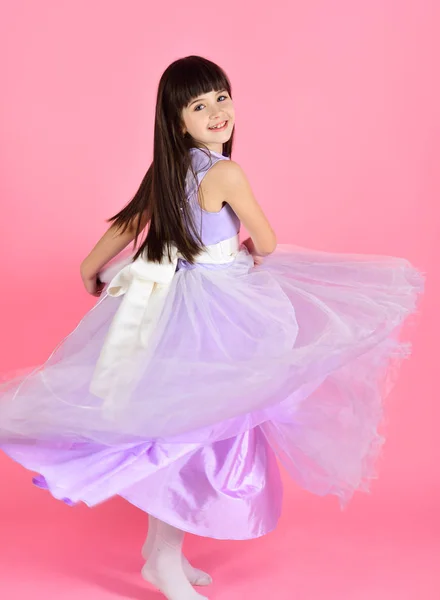 Chica joven feliz en vestido violeta — Foto de Stock